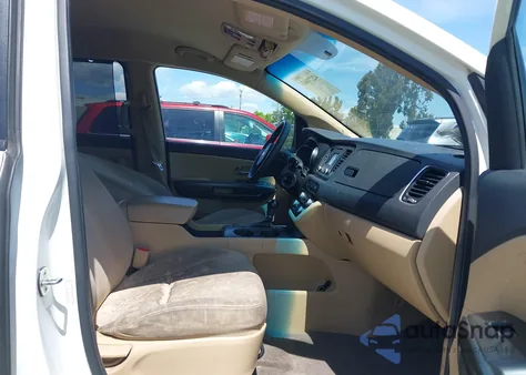 2015 Kia Sedona Lx z USA, uszkodzony, nr VIN KNDMB5C11F6059352